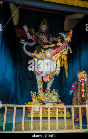 BALI, Indonesia - 08 Marzo 2017: Impressionante fatto a mano struttura, Ogoh-ogoh statua costruita per la parata Ngrupuk, che avviene su anche del Nyepi Foto Stock