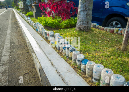 Una plastica bottiglie di acqua nel parco di capovolto in fila, riciclato per adornare parchi e viali, il concetto di tutela ambientale a Denpasar In Foto Stock