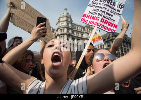 Londra, Regno Unito. Il 21 giugno, 2017. Persone occupano la strada fuori il Parlamento dopo aver marciato attraverso il centro di Londra durante un governo anti-protesta a coincidere con lo stato di apertura del Parlamento e a seguito di incendio mortale a Grenfell Torre. Credito: Thabo Jaiyesimi/Alamy Live News Foto Stock