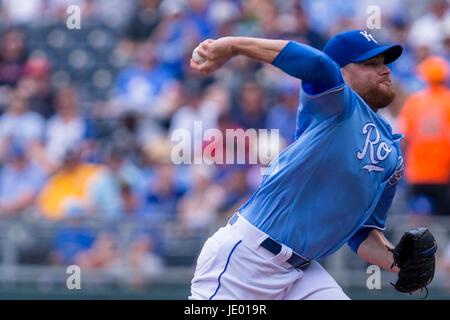 Kansas City, MO, Stati Uniti d'America. Il 21 giugno, 2017. Ian Kennedy #31 dei Kansas City Royals piazzole contro i Boston Red Sox durante il gioco presso Kauffman Stadium di Kansas City, MO. Kyle Rivas/Cal Sport Media/Alamy Live News Foto Stock