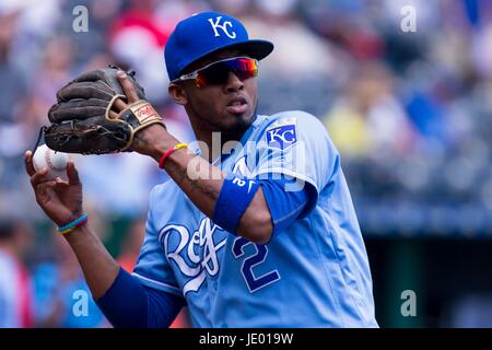 Kansas City, MO, Stati Uniti d'America. Il 21 giugno, 2017. Alcides Escobar #2 dei Kansas City Royals si riscalda prima di una partita contro i Boston Red Sox presso Kauffman Stadium di Kansas City, MO. Kyle Rivas/Cal Sport Media/Alamy Live News Foto Stock