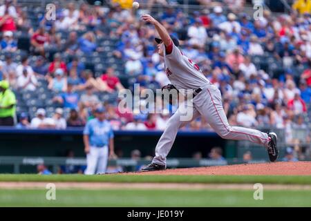 Kansas City, MO, Stati Uniti d'America. Il 21 giugno, 2017. Drew Pomeranz #31 dei Boston Red Sox piazzole contro Kansas City Royals durante il gioco presso Kauffman Stadium di Kansas City, MO. Kyle Rivas/Cal Sport Media/Alamy Live News Foto Stock