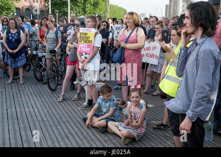 Bristol, Regno Unito, 21 giugno 2017. Manifestanti portando cartelli sono illustrati in quanto essi ascoltare discorsi prima di prendere parte a una austerità uccide, giustizia per Grenfell marcia di protesta. La manifestazione è stata organizzata dalla Bristol assemblea popolare e ACORN comunità europea che dicono che la protesta mira ad unire Bristolians in modo molto visibile la solidarietà con le vittime del Grenfell fire. Gli organizzatori hanno deliberatamente tenuto la protesta del xxi giugno in modo da coincidere con la ripianificazione della "Regina dell' intervento in Parlamento. Credito: lynchpics/Alamy Live News Foto Stock