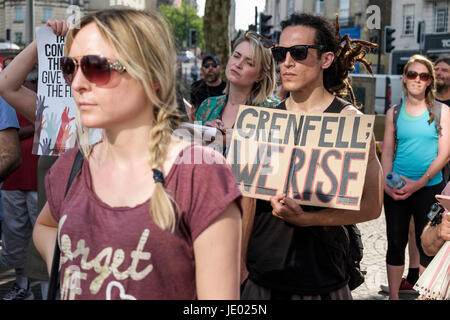 Bristol, Regno Unito, 21 giugno 2017. Manifestanti portando cartelli sono illustrati in quanto essi prendono parte in una austerità uccide, giustizia per Grenfell marcia di protesta. La manifestazione è stata organizzata dalla Bristol assemblea popolare e ACORN comunità europea che dicono che la protesta mira ad unire Bristolians in modo molto visibile la solidarietà con le vittime del Grenfell fire. Gli organizzatori hanno deliberatamente tenuto la protesta del xxi giugno in modo da coincidere con la ripianificazione della "Regina dell' intervento in Parlamento. Credito: lynchpics/Alamy Live News Foto Stock