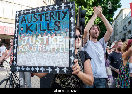 Bristol, Regno Unito, 21 giugno 2017. Manifestanti portando cartelli sono illustrati in quanto essi prendono parte in una austerità uccide, giustizia per Grenfell marcia di protesta. La manifestazione è stata organizzata dalla Bristol assemblea popolare e ACORN comunità europea che dicono che la protesta mira ad unire Bristolians in modo molto visibile la solidarietà con le vittime del Grenfell fire. Gli organizzatori hanno deliberatamente tenuto la protesta del xxi giugno in modo da coincidere con la ripianificazione della "Regina dell' intervento in Parlamento. Credito: lynchpics/Alamy Live News Foto Stock