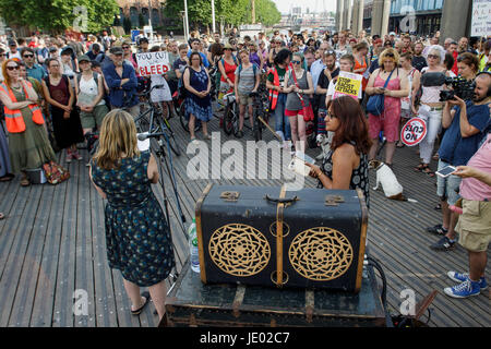 Bristol, Regno Unito, 21 giugno 2017. Manifestanti portando cartelli sono illustrati in quanto essi ascoltare discorsi prima di prendere parte a una austerità uccide, giustizia per Grenfell marcia di protesta. La manifestazione è stata organizzata dalla Bristol assemblea popolare e ACORN comunità europea che dicono che la protesta mira ad unire Bristolians in modo molto visibile la solidarietà con le vittime del Grenfell fire. Gli organizzatori hanno deliberatamente tenuto la protesta del xxi giugno in modo da coincidere con la ripianificazione della "Regina dell' intervento in Parlamento. Credito: lynchpics/Alamy Live News Foto Stock