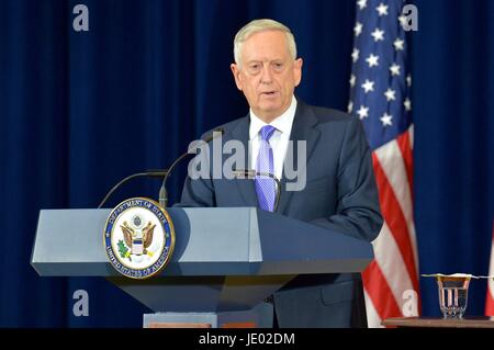 Washington, Stati Uniti d'America. Il 21 giugno, 2017. Stati Uniti Il Segretario della Difesa Jim Mattis parla ai media dopo la cerimonia inaugurale USA-Cina diplomatica e di sicurezza di dialogo al Dipartimento di Stato per giugno 21, 2017 a Washington, DC. Credito: Planetpix/Alamy Live News Foto Stock