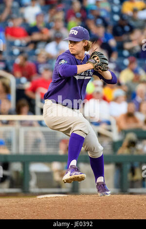 Omaha, NE USA. Il 18 giugno, 2017. TCU relief pitcher Haylen Verde #23 in azione durante il gioco 4 del 2017 uomini del NCAA College World Series tra TCU cornuto rane vs Florida Gators al TD Ameritrade Park in Omaha, NE.presenze: .Florida ha vinto .Jimmy Rash/Cal Sport Media/Alamy Live News Foto Stock