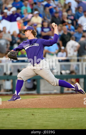 Omaha, NE USA. Il 18 giugno, 2017. TCU relief pitcher Haylen Verde #23 in azione durante il gioco 4 del 2017 uomini del NCAA College World Series tra TCU cornuto rane vs Florida Gators al TD Ameritrade Park in Omaha, NE.presenze: .Florida ha vinto .Jimmy Rash/Cal Sport Media/Alamy Live News Foto Stock