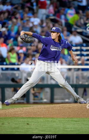 Omaha, NE USA. Il 18 giugno, 2017. TCU relief pitcher Nick Lodolo #12 in azione durante il gioco 4 del 2017 uomini del NCAA College World Series tra TCU cornuto rane vs Florida Gators al TD Ameritrade Park in Omaha, NE.presenze: .Florida ha vinto .Jimmy Rash/Cal Sport Media/Alamy Live News Foto Stock