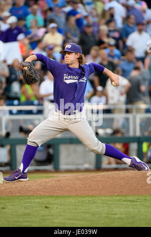 Omaha, NE USA. Il 18 giugno, 2017. TCU relief pitcher Haylen Verde #23 in azione durante il gioco 4 del 2017 uomini del NCAA College World Series tra TCU cornuto rane vs Florida Gators al TD Ameritrade Park in Omaha, NE.presenze: .Florida ha vinto .Jimmy Rash/Cal Sport Media/Alamy Live News Foto Stock