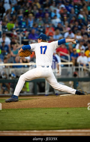 Omaha, NE USA. Il 18 giugno, 2017. Florida lanciatore di rilievo Michael Byrne #17 in azione durante il gioco 4 del 2017 uomini del NCAA College World Series tra TCU cornuto rane vs Florida Gators al TD Ameritrade Park in Omaha, NE.presenze: .Florida ha vinto .Jimmy Rash/Cal Sport Media/Alamy Live News Foto Stock