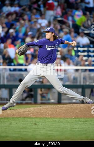 Omaha, NE USA. Il 18 giugno, 2017. TCU relief pitcher Nick Lodolo #12 in azione durante il gioco 4 del 2017 uomini del NCAA College World Series tra TCU cornuto rane vs Florida Gators al TD Ameritrade Park in Omaha, NE.presenze: .Florida ha vinto .Jimmy Rash/Cal Sport Media/Alamy Live News Foto Stock