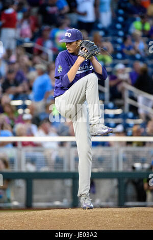 Omaha, NE USA. Il 18 giugno, 2017. TCU relief pitcher Nick Lodolo #12 in azione durante il gioco 4 del 2017 uomini del NCAA College World Series tra TCU cornuto rane vs Florida Gators al TD Ameritrade Park in Omaha, NE.presenze: .Florida ha vinto .Jimmy Rash/Cal Sport Media/Alamy Live News Foto Stock