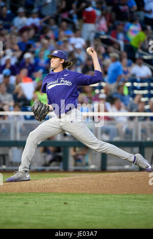 Omaha, NE USA. Il 18 giugno, 2017. TCU relief pitcher Nick Lodolo #12 in azione durante il gioco 4 del 2017 uomini del NCAA College World Series tra TCU cornuto rane vs Florida Gators al TD Ameritrade Park in Omaha, NE.presenze: .Florida ha vinto .Jimmy Rash/Cal Sport Media/Alamy Live News Foto Stock