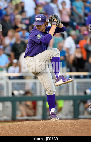 Omaha, NE USA. Il 18 giugno, 2017. TCU relief pitcher Haylen Verde #23 in azione durante il gioco 4 del 2017 uomini del NCAA College World Series tra TCU cornuto rane vs Florida Gators al TD Ameritrade Park in Omaha, NE.presenze: .Florida ha vinto .Jimmy Rash/Cal Sport Media/Alamy Live News Foto Stock