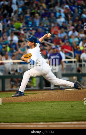 Omaha, NE USA. Il 18 giugno, 2017. Florida lanciatore di rilievo Michael Byrne #17 in azione durante il gioco 4 del 2017 uomini del NCAA College World Series tra TCU cornuto rane vs Florida Gators al TD Ameritrade Park in Omaha, NE.presenze: .Florida ha vinto .Jimmy Rash/Cal Sport Media/Alamy Live News Foto Stock