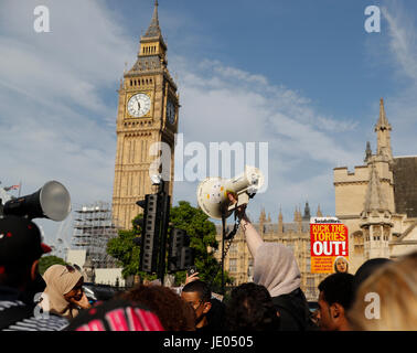 Londra, Regno Unito. Il 21 giugno, 2017. La gente a prendere parte a un governo anti-protestare presso la piazza del Parlamento a Londra, in Gran Bretagna il 21 giugno 2017. Credito: Han Yan/Xinhua/Alamy Live News Foto Stock