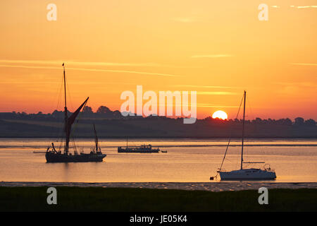 Swale estuario, Kent, Regno Unito. 22 Giugno 2017: Regno Unito Meteo. Alba illumina barche ormeggiate sul Swale estuario come il registrare temperature facilità. Il Tamigi chiatta a vela Mirosa costruito nel 1892 si trova all'ancoraggio, uno di appena una manciata di sinistra e ancora senza un motore, affidandosi a vela da soli. Credito: Alan Payton/Alamy Live News Foto Stock