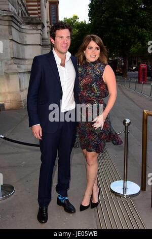 Londra, Regno Unito. Il 21 giugno, 2017. Jack Brooksbank & Princess Eugenie frequentando il V&una festa estiva 2017 presso il Victoria and Albert Museum di Londra il 21 giugno 2017 Credit: Peter Phillips/Alamy Live News Foto Stock