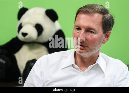 (170622) -- BERLIN, 22 giugno 2017 (Xinhua) -- Lo Zoo di Berlino regista Andreas Knieriem parla durante un'intervista con Xinhua in Germania la capitale Berlino Giugno 21, 2017. Zoo di Berlino sarà costruire un paradiso per il cinese panda giganti 'Meng Meng' e 'Jiao dei Qing per farli sentire "a casa", Andreas Knieriem detto mercoledì. Il pandas arriverà allo zoo del 24 giugno. (Xinhua/Shan Yuqi) (aa) Foto Stock