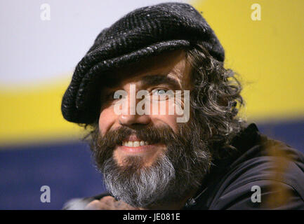 Berlino, Germania. 15 feb 2005. (Dpa) - attore irlandese Daniel Day-Lewis arriva per la conferenza stampa del suo nuovo film "La ballata di Jack e Rose' alla Berlinale Filmfestival di Berlino, Germania, 15 febbraio 2005. Il film ruota intorno alla morte di un comune su un Pacific Northwest isola negli anni ottanta. | Utilizzo di credito in tutto il mondo: dpa/Alamy Live News Foto Stock