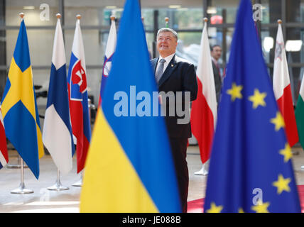 Bruxelles, Belgio. Il 22 giugno, 2017. Il presidente ucraino Petro Poroshenko arriva prima di un vertice UE riuniti a Bruxelles, Belgio, 22 giugno 2017. Credito: Voi Pingfan/Xinhua/Alamy Live News Foto Stock