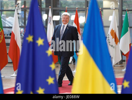 Bruxelles, Belgio. Il 22 giugno, 2017. Il presidente ucraino Petro Poroshenko arriva prima di un vertice UE riuniti a Bruxelles, Belgio, 22 giugno 2017. Credito: Voi Pingfan/Xinhua/Alamy Live News Foto Stock