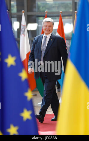 Bruxelles, Belgio. Il 22 giugno, 2017. Il presidente ucraino Petro Poroshenko arriva prima di un vertice UE riuniti a Bruxelles, Belgio, 22 giugno 2017. Credito: Voi Pingfan/Xinhua/Alamy Live News Foto Stock