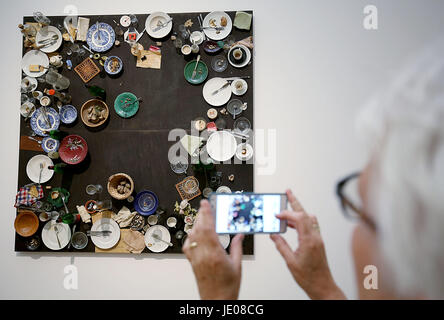 L'arte di installazione 'Hahns Abendmahl' di Daniel Spoerri a Colonia, Germania, 22 giugno 2017. La mostra "L'arte nella vita! Il collettore Wolfgang Hahn e i Sessanta' può essere visto presso il Museo Ludiwg dal 24 di giugno al 24 di settembre. Foto: Oliver Berg/dpa Foto Stock