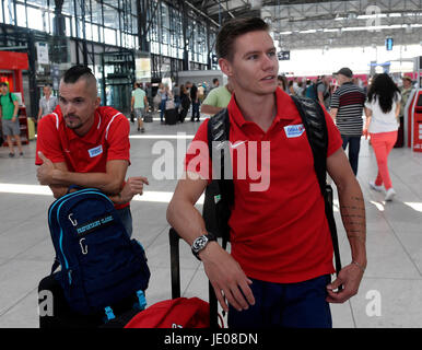 Praga, Repubblica Ceca. Il 22 giugno, 2017. Gli atleti ceco Jakub Holusa (sinistra) e Pavel Maslak partono per il Lille l'Atletica Europea Team Championships 2017 in Francia, da Vaclav Havel Aeroporto di Praga, nella Repubblica ceca, 22 giugno 2017. Credito: Michal Krumphanzl/CTK foto/Alamy Live News Foto Stock