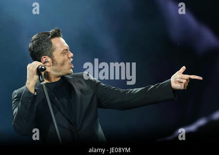 Torino, Ita. Il 21 giugno, 2017. Torino, cantante italiano Tiziano Ferro eseguita dal vivo presso lo Stadio Olimpico, con il suo "la vita della Vita Tour'. Un Concerto/spettacolo pieno di energia, luci, calore, dove tutto ha il colossale gusto! Credito: IPA/Alamy Live News Foto Stock