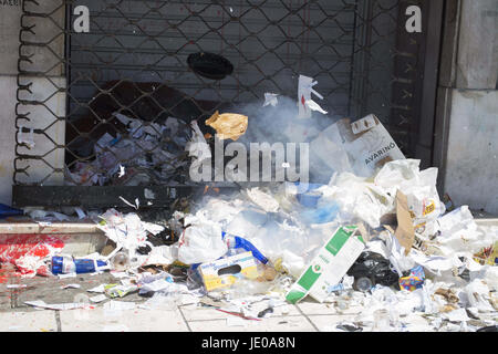 Atene, Grecia. Il 22 giugno, 2017. Un incendio cracker esplode sulla garbage prevista dal comune pulitori presso il Ministero degli Interni e di ricostruzione amministrativa. I comuni termine fisso i lavoratori sono scesi in piazza per chiedere i loro contratti vengono modificate in modo permanente. Credito: Nikolas Georgiou/ZUMA filo/Alamy Live News Foto Stock