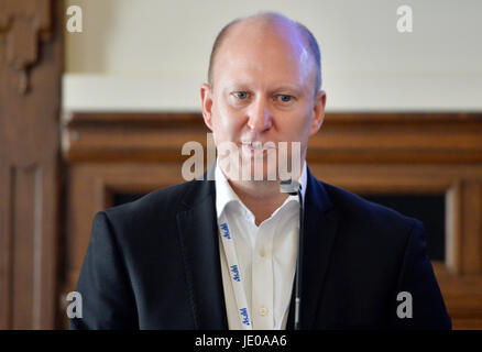 Pilsen, Repubblica Ceca. Il 22 giugno, 2017. David Hart, Capo della comunicazione di Asahi Breweries Europe Ltd. (ABEL) azienda, parla durante la riunione di Asahi e Abele aziende con il giornalista a Pilsen, Repubblica Ceca, il 22 giugno 2017. Il gruppo giapponese Asahi ha assunto la Pilsner Urquell il 31 marzo 2017. Pilsner Urquell è il più grande produttore di birra nella Repubblica Ceca. Credito: Miroslav Chaloupka/CTK foto/Alamy Live News Foto Stock