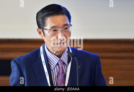 Pilsen, Repubblica Ceca. Il 22 giugno, 2017. Akiyoshi Koji, presidente della società Asahi, parla durante la riunione di Asahi e Abele aziende con il giornalista a Pilsen, Repubblica Ceca, il 22 giugno 2017. Il gruppo giapponese Asahi ha assunto la Pilsner Urquell il 31 marzo 2017. Pilsner Urquell è il più grande produttore di birra nella Repubblica Ceca. Credito: Miroslav Chaloupka/CTK foto/Alamy Live News Foto Stock