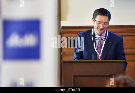 Pilsen, Repubblica Ceca. Il 22 giugno, 2017. Akiyoshi Koji, presidente della società Asahi, parla durante la riunione di Asahi e Abele aziende con il giornalista a Pilsen, Repubblica Ceca, il 22 giugno 2017. Il gruppo giapponese Asahi ha assunto la Pilsner Urquell il 31 marzo 2017. Pilsner Urquell è il più grande produttore di birra nella Repubblica Ceca. Credito: Miroslav Chaloupka/CTK foto/Alamy Live News Foto Stock