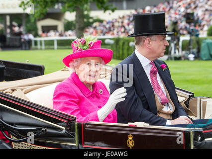 Ascot, Berkshire, Regno Unito. 22 Giugno 2017. La regina Elisabetta arriva al Royal Ascot il 22 giugno 2017. Credito: John Beasley/Alamy Foto Stock