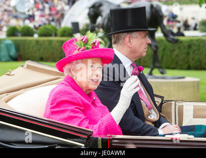 Ascot, Berkshire, Regno Unito. 22 Giugno 2017. La regina Elisabetta arriva al Royal Ascot il 22 giugno 2017. Credito: John Beasley/Alamy Foto Stock