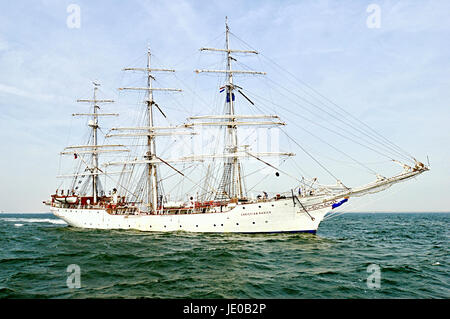 Den Helder, Paesi Bassi. Il 22 giugno, 2017. Il Norvegese Tall Ship ' Christian Radich' vele nel porto di Marina di Den Helder per l annuale Den Helder Sail 2017 dove i mondi più grande Tall navi sono in arrivo per questo lungo weekend di eventi Credito: MARTIN BOWRA/Alamy Live News Foto Stock