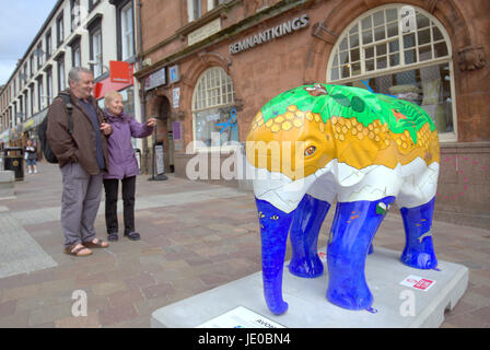 Hamilton, Scotland, Regno Unito. 22 giugno. Il grande Stampede, arte e fauna selvatica in Hamilton.Un 'Wild in arte' evento che vede l'arte locale e aziende si uniscono per produrre colorate sculture per il periodo estivo che costellano la città su un sentiero di scoperta e mappa free da Information Center. Mentre molti artisti locali, le imprese e gli animali sono disponibili, la Tunnock teacakes della giraffa attira molto interesse nazionale,lancio ufficiale da Venerdì giugno 23rd. Credito traghetto Gerard/Alamy news Foto Stock