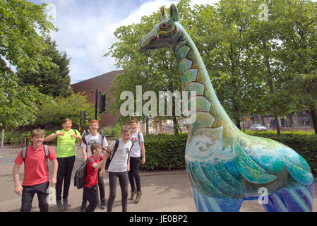 Hamilton, Scotland, Regno Unito. 22 giugno. Il grande Stampede, arte e fauna selvatica in Hamilton.Un 'Wild in arte' evento che vede l'arte locale e aziende si uniscono per produrre colorate sculture per il periodo estivo che costellano la città su un sentiero di scoperta e mappa free da Information Center. Mentre molti artisti locali, le imprese e gli animali sono disponibili, la Tunnock teacakes della giraffa attira molto interesse nazionale,lancio ufficiale da Venerdì giugno 23rd. Credito traghetto Gerard/Alamy news Foto Stock