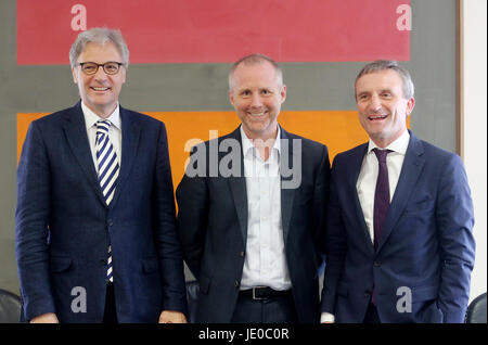 Duesseldorf, Germania. Il 22 giugno, 2017. Testa di Duesseldorf Sindaco Thomas Geisel (R) e il capo del Dipartimento di Cultura Hans-Georg Lohe (L) presente Felix Kramer come nuovo direttore generale del Museo Kunstpalast a Duesseldorf in Germania, 22 giugno 2017. Foto: Roland Weihrauch/dpa/Alamy Live News Foto Stock