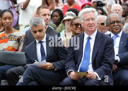 Londra, Regno Unito. 22 GIU, 2017. Il segretario di Stato per la difesa di Sir Michael Fallon e il sindaco di Londra, Sadiq Khan (r a l). Un monumento in onore di due milioni di africani e dei Caraibi soldati militari e le donne che hanno servito nella guerra mondiale I e II Guerra Mondiale, è svelato in Windrush Square, Brixton, a sud di Londra. Credito: Dinendra Haria/Alamy Live News Foto Stock