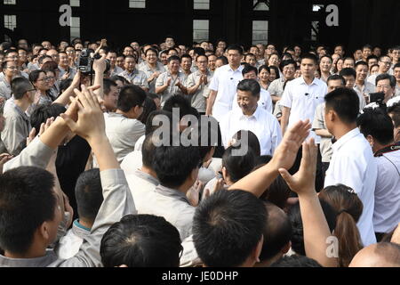 (170622) -- TAIYUAN, Giugno 22, 2017 (Xinhua) -- Il presidente cinese Xi Jinping visite Taiyuan Industria pesante Transito ferroviario Equipment Co., Ltd. in Taiyuan, capitale del nord della Cina nella provincia dello Shanxi, 22 giugno 2017. Xi ispezionato le imprese nello Shanxi giovedì. (Xinhua/Li Xueren)(dyhqwl) Foto Stock