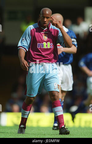 DION DUBLIN Aston Villa FC NOCCIOLA STREET Leicester Inghilterra 19 Agosto 2000 Foto Stock