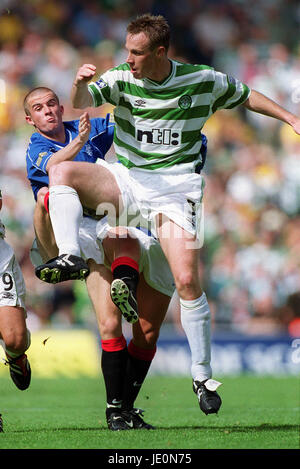 BARRY FERGUSSON JOOS VALGAEREN CELTIC V RANGERS GLASGOW PARK testa 27 Agosto 2000 Foto Stock