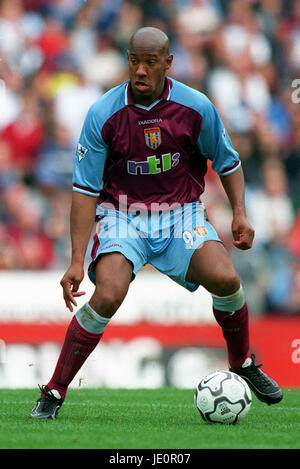 DION DUBLIN Aston Villa FC VILLA PARK Birmingham Inghilterra 30 Settembre 2000 Foto Stock