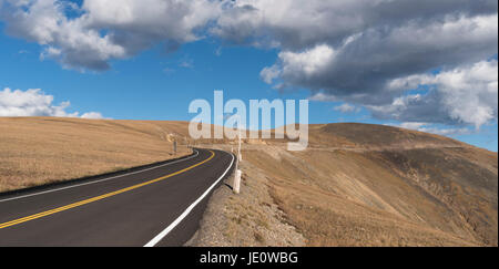 Lastricata Trail Ridge Road passa attraverso il Parco Nazionale delle Montagne Rocciose si trova nel nord del Colorado. Trail Ridge Road che è U.S. 34 Va 48 miglia betwee Foto Stock