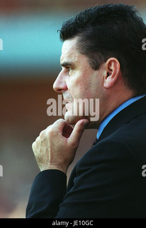 Giovanni Gregorio Aston Villa FC MANAGER BIRMINGHAM VILLA PARK BIRMINGHAM 16 Settembre 2001 Foto Stock