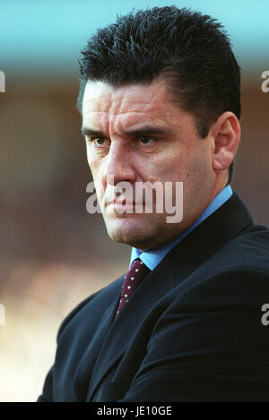 Giovanni Gregorio Aston Villa FC MANAGER BIRMINGHAM VILLA PARK BIRMINGHAM 16 Settembre 2001 Foto Stock